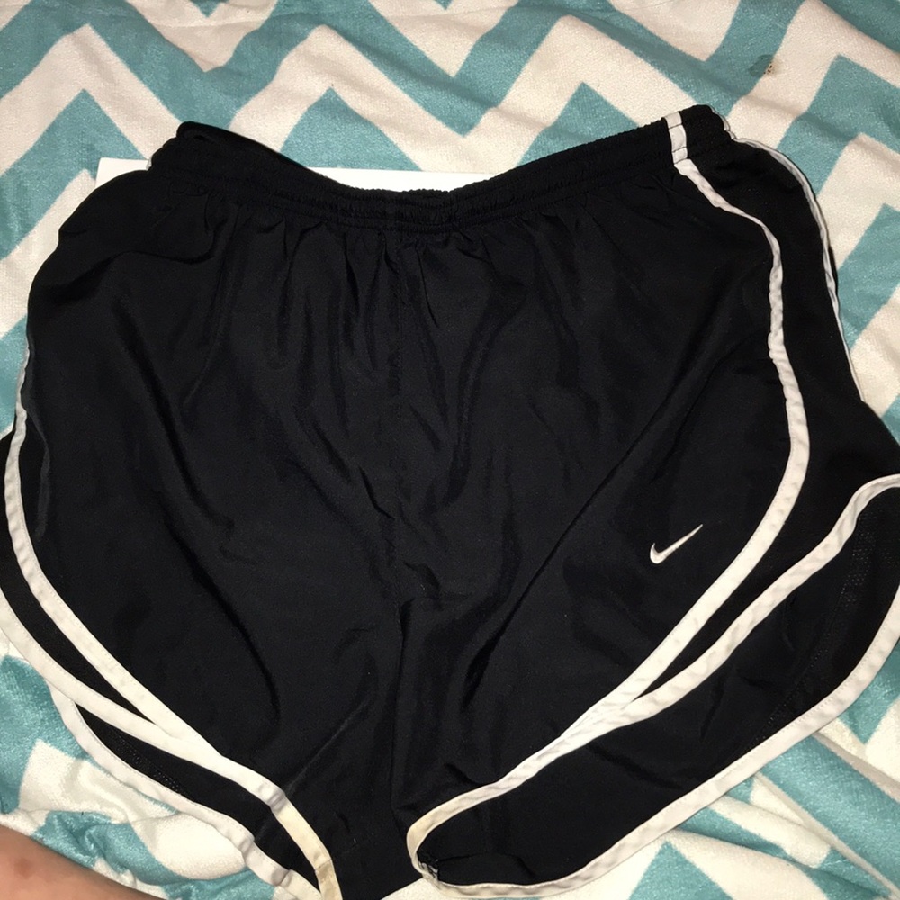 BLACK NIKE SIZE MEDIUM
